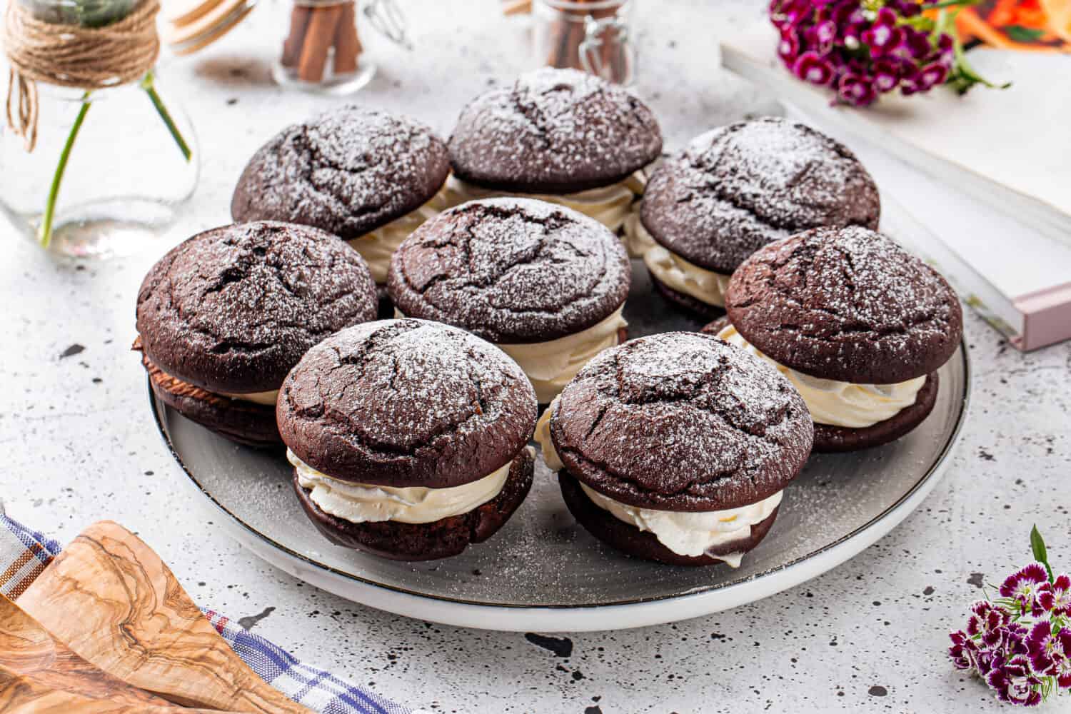 Whoopie pie americane al cioccolato appena sfornate con ripieno di crema
