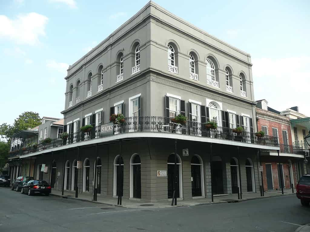 Vista sulla strada di The LaLaurie Mansion