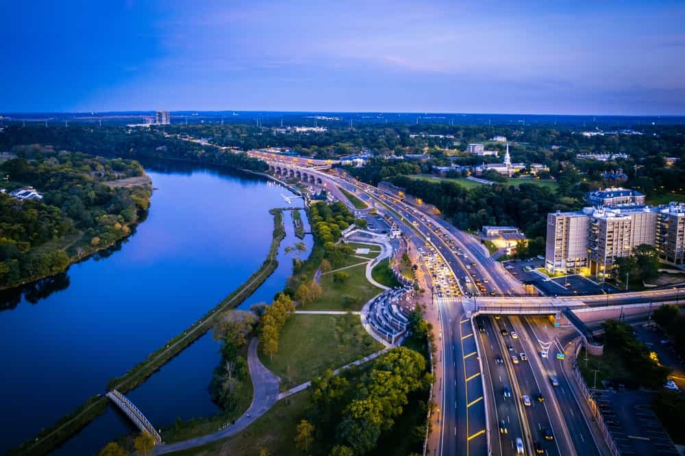 Tramonto del drone aereo nel New Brunswick, nel New Jersey