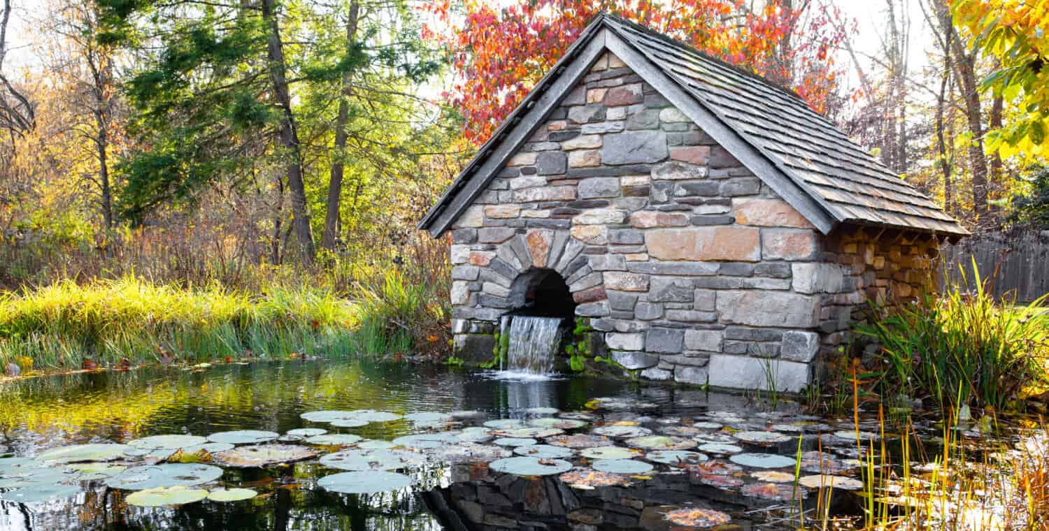 La baracca della fontana della Bowman's Hill Wildflower Preserve nel tardo autunno