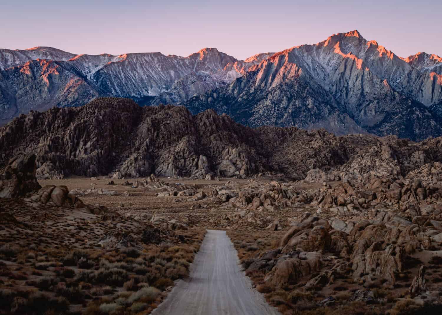 Strada del cinema nelle colline dell'Alabama in California all'alba