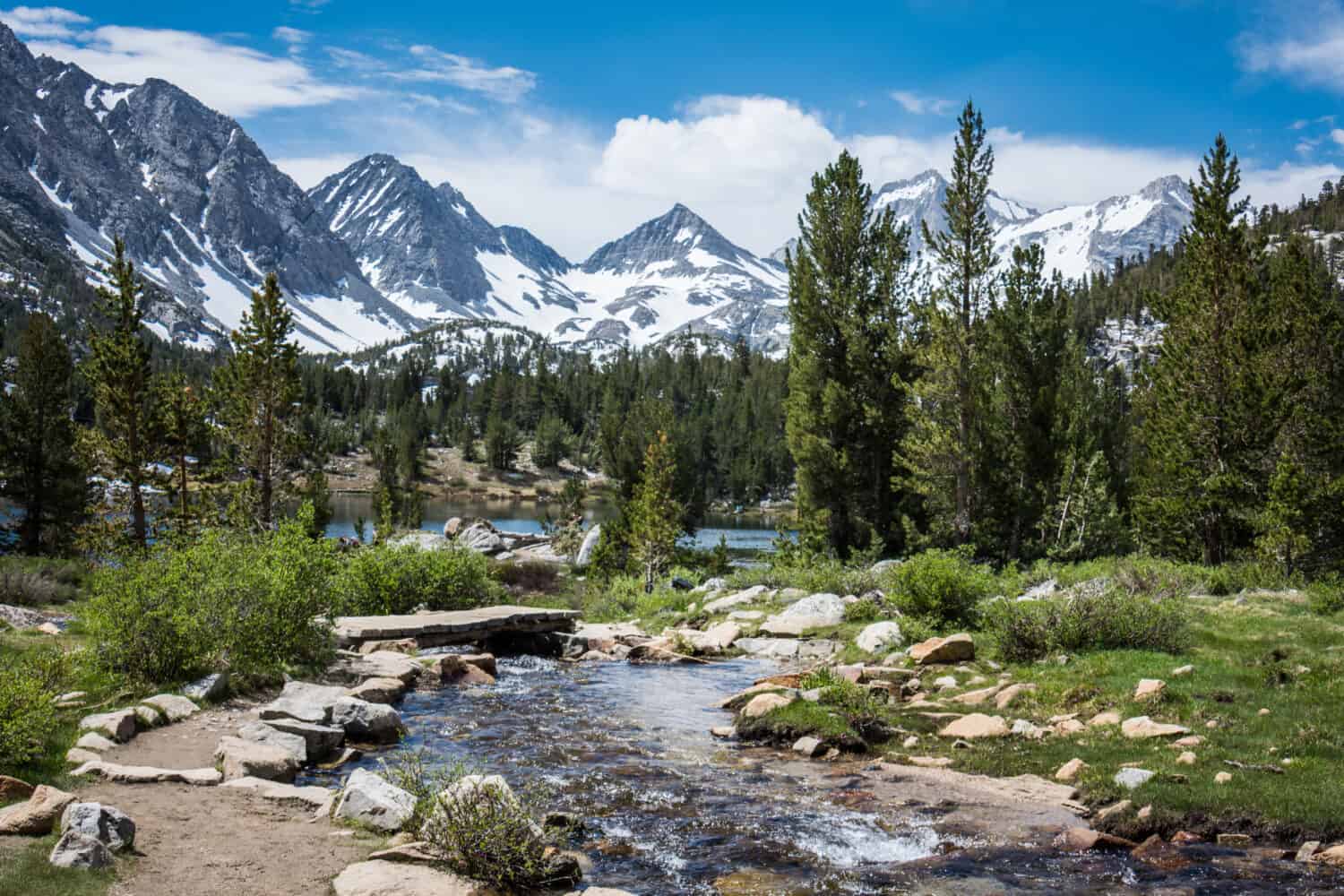 Piccolo torrente nelle montagne orientali della Sierra Nevada in California, lungo il John Muir Trail nella Little Lakes Valley Heart Lake nella contea di Mono.