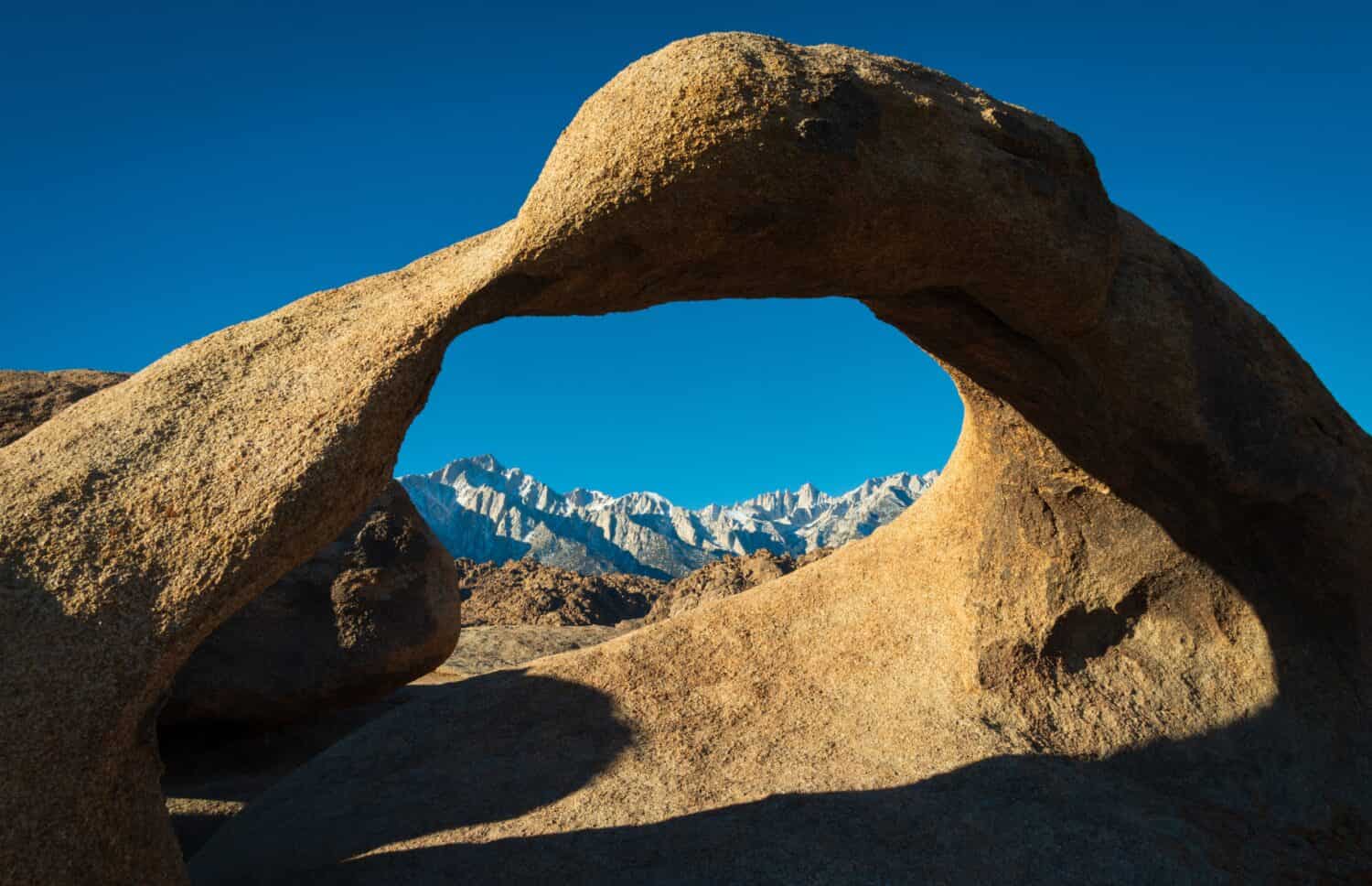 Arco di Mobius, Monte Whitney e colline dell'Alabama, California
