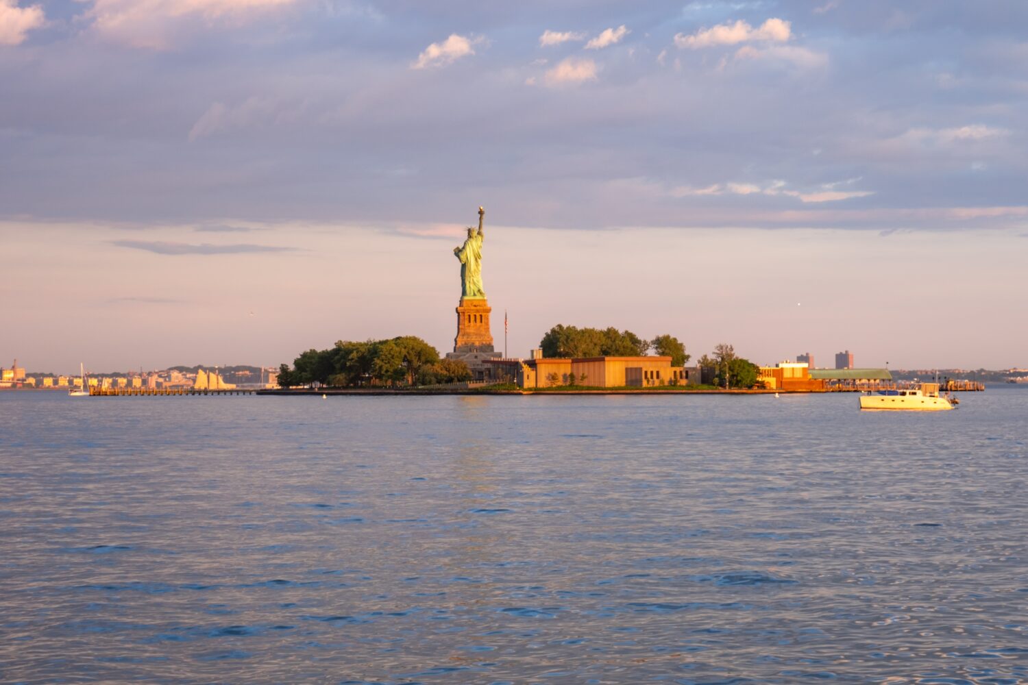 vista sulla Statua della Libertà dalla passeggiata sul lungomare del Liberty State Park