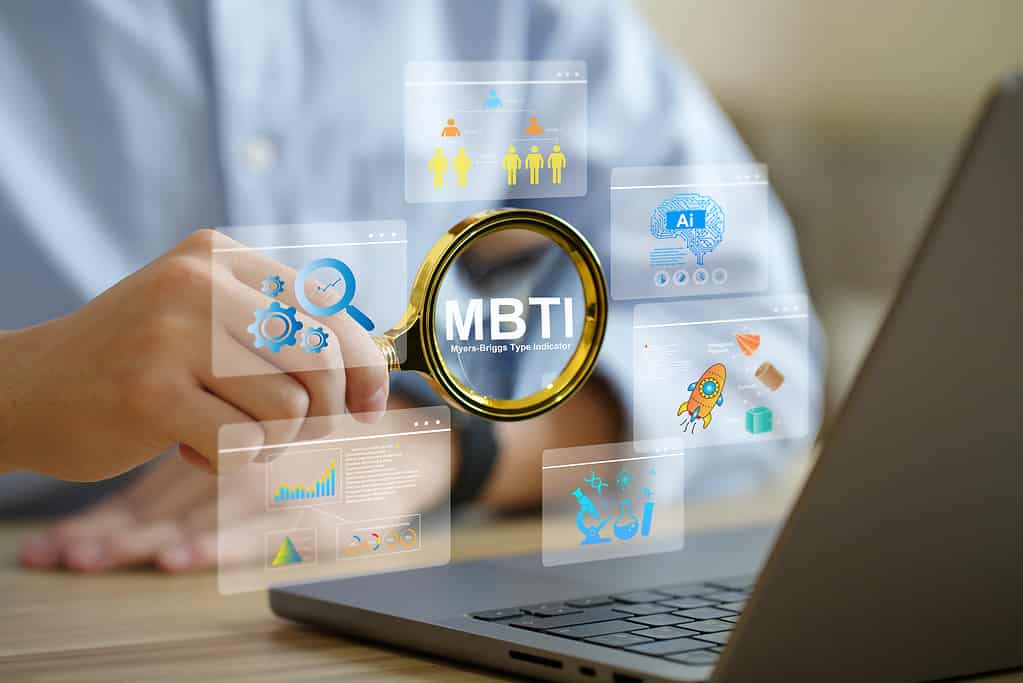 uomo d'affari che tiene la lente d'ingrandimento con icone MBTI attorno ad essa.  Concetto di test psicologico e di personalità, tipologia di personalità.  Test psicologico per tipi umani.MBTI - Indicatore del tipo Myers-Briggs