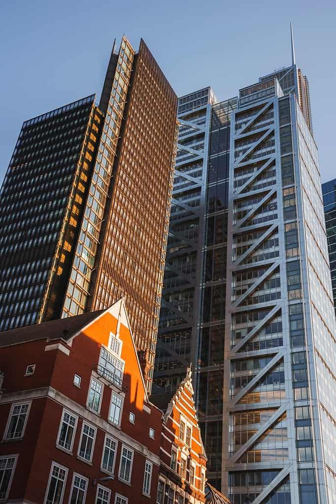 Vista ad angolo basso di One Bishopgate e Heron Tower.  Esterno dei grattacieli con cielo sullo sfondo.  Attrazione turistica a Londra durante la giornata di sole.