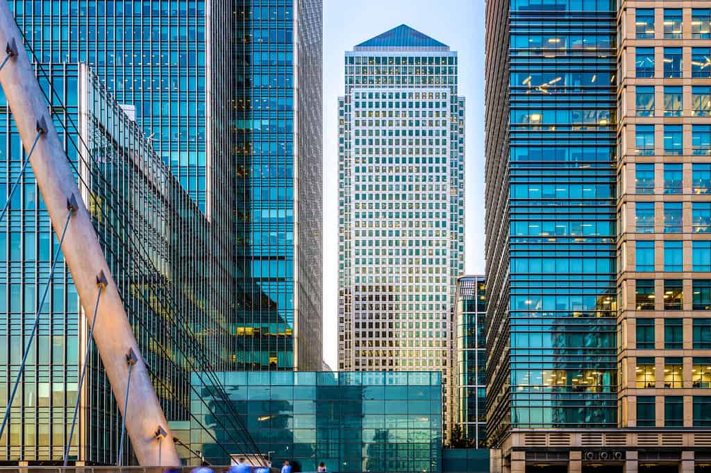 One Canada Square visto dalla passerella South Quay a Canary Wharf, Londra