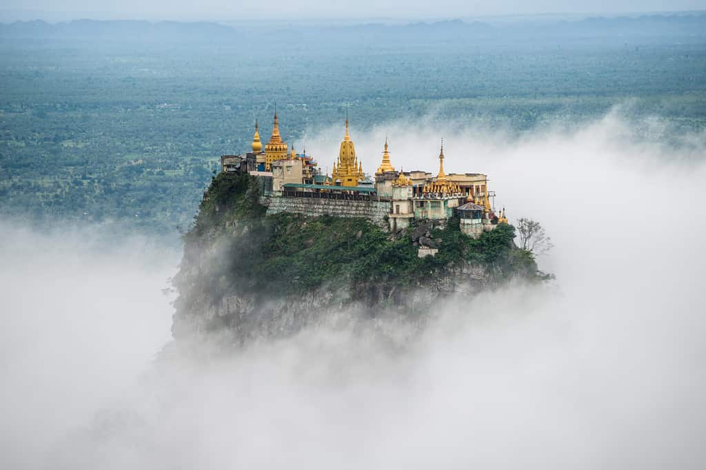 Spettacolare vista del Monte Popa sopra le nuvole. Il monte Popa è la casa di "Nat", il fantasma della mitologia birmana. Questo posto è il vecchio vulcano in Myanmar.