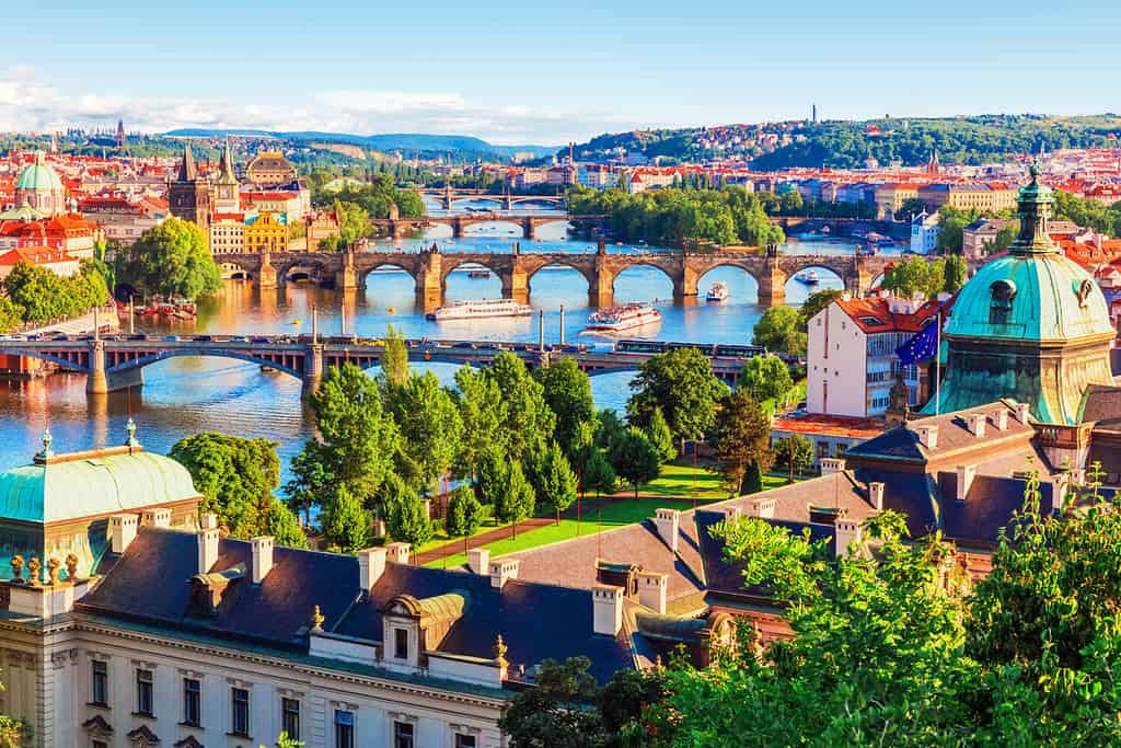 Vista aerea panoramica del tramonto estivo dell'architettura del molo della Città Vecchia e del Ponte Carlo sul fiume Moldava a Praga, Repubblica Ceca