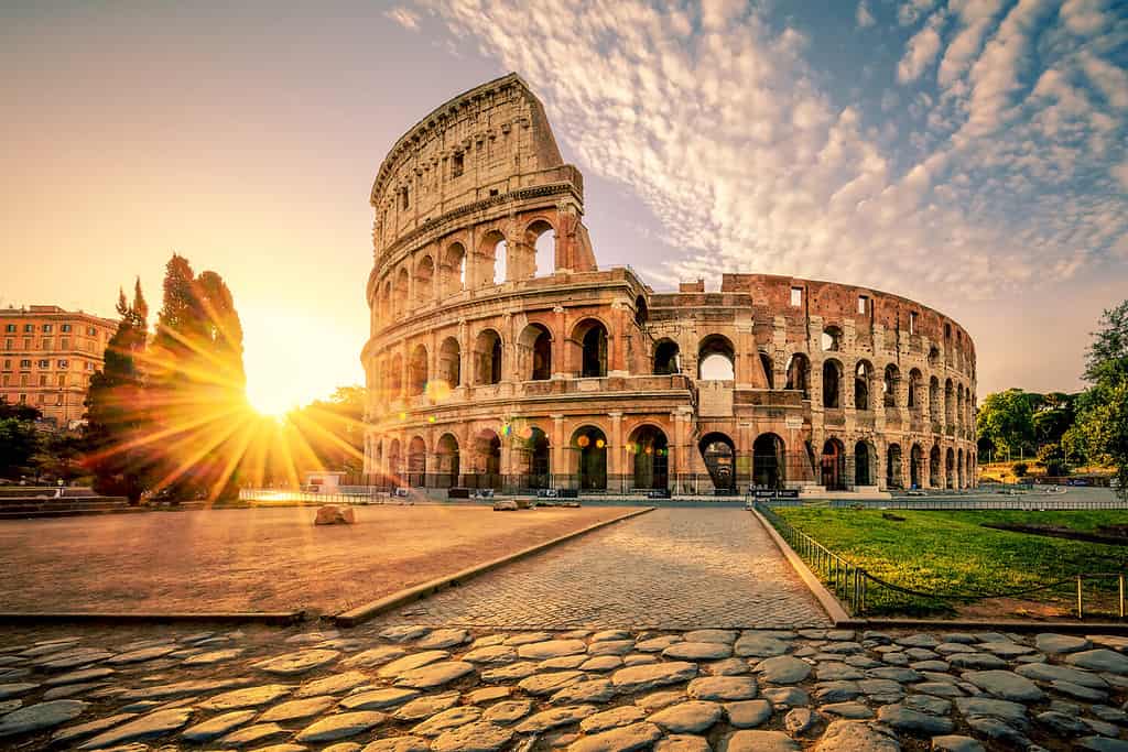 Colosseo a Roma all'alba, Italia, Europa.