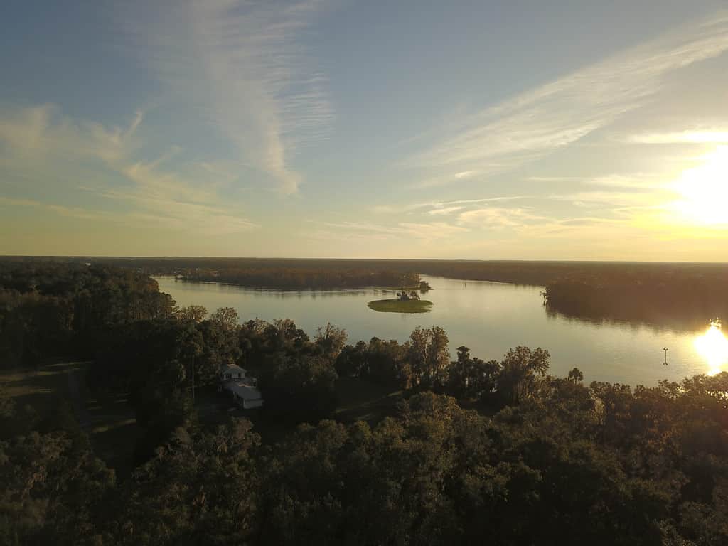 Tramonto aereo delle barche del porticciolo della Florida della foresta nazionale di Ocala del fiume St Johns