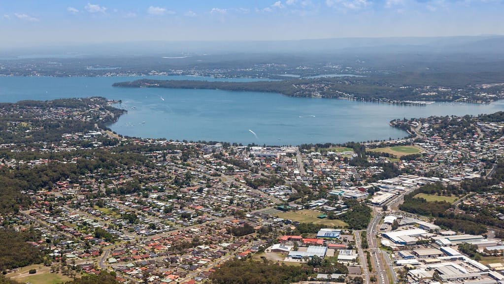 Veduta aerea del Lago Macquarie e Warners Bay - Newcastle Australia.  Il più grande lago costiero dell'Australia è una zona popolare a 25 minuti a sud del CBD di Newcastle.