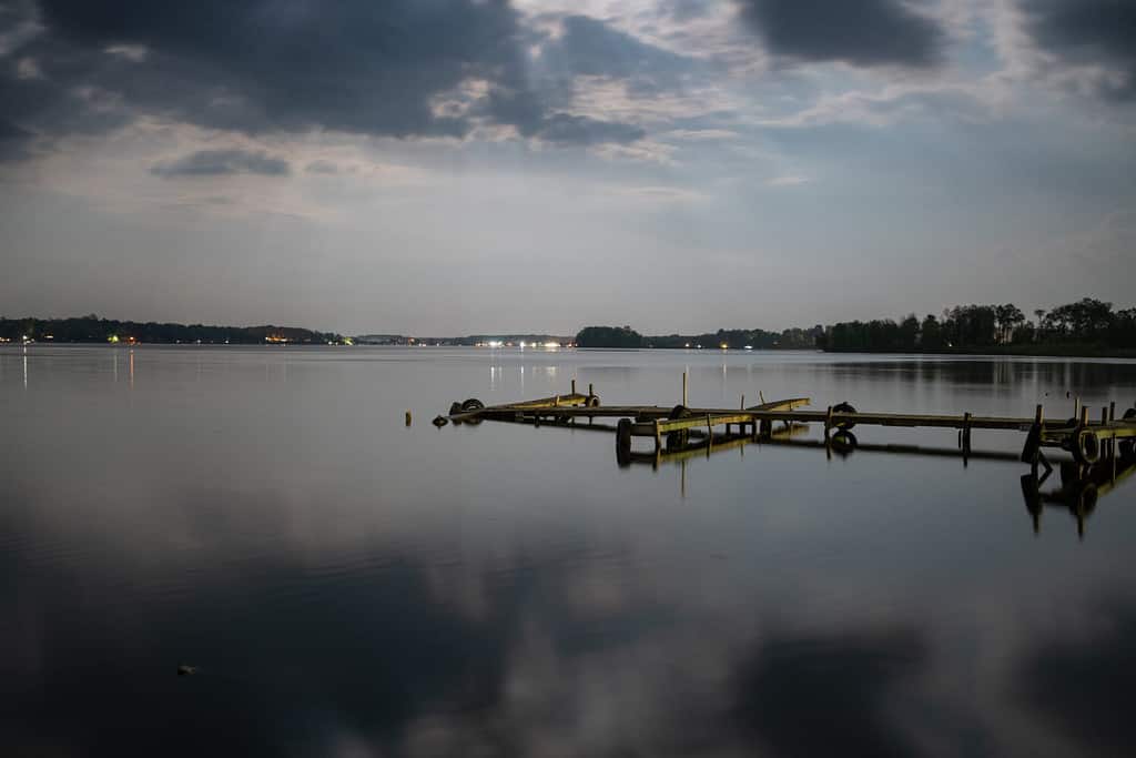 Uno scatto notturno del Conneaut Lake.