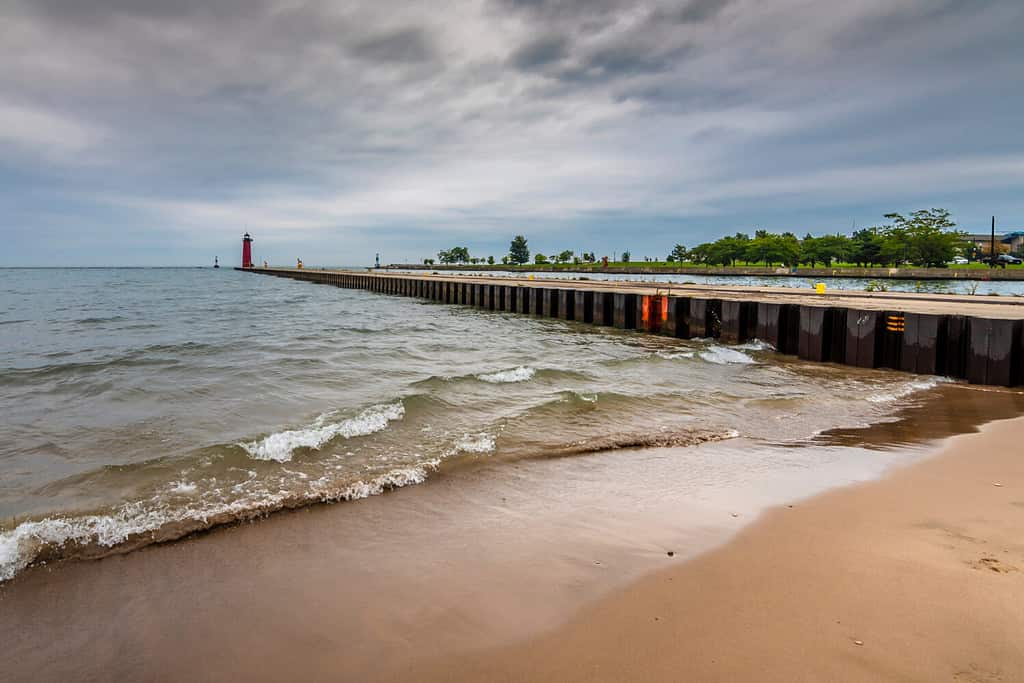 Kenosha Beach e faro nella città di Kenosha nel Wisconsin