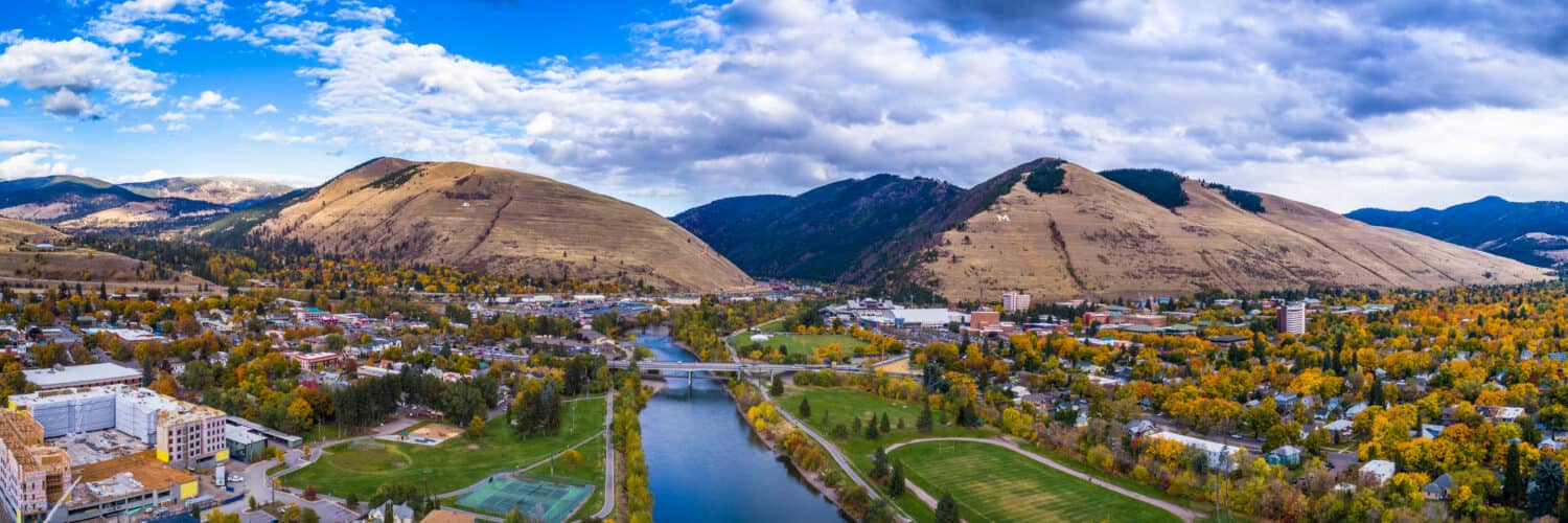 Questa è una panoramica aerea accanto al ponte di Higgins Street a Missoula, nel Montana, in una bella giornata autunnale nel Montana occidentale. Puoi vedere la M sul Monte Sentinel e la L sul Monte Jumbo.