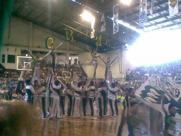 Il Tennessee dice cheerleader universitarie.  Forza Tigri!