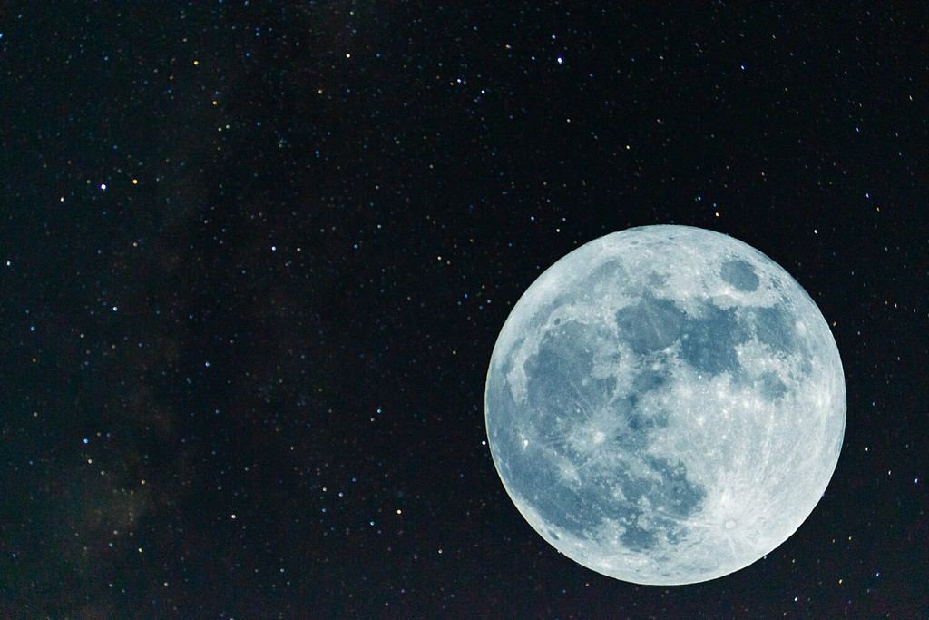 Superluna blu. Luna piena. Seconda luna del mese di agosto. 2023. Notte luminosa con sfondo nero e stelle luminose che accompagnano il satellite. Astrofotografia. 28 ottobre. Eclisse