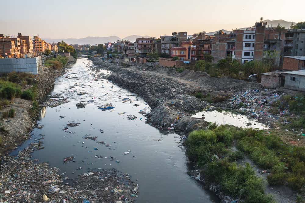 Il fiume contaminato attraversa la città. i rifiuti vengono scartati sulla riva del fiume. mancanza di servizi di raccolta rifiuti. Katmandu, Nepal, Asia
