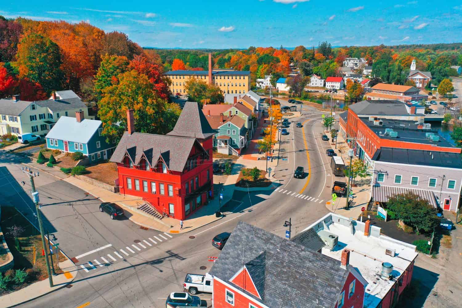 Fotografia aerea con drone del centro di Somersworth, NH (New Hampshire) durante la stagione del fogliame autunnale