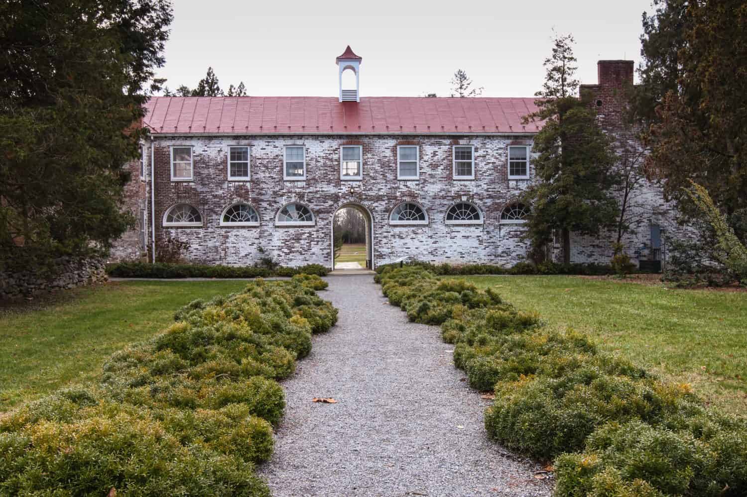 Vista frontale di The Quarters, un punto di riferimento storico presso il Virginia State Arboretum che ospita uffici amministrativi, pernottamenti, una biblioteca e altre strutture per i ricercatori.