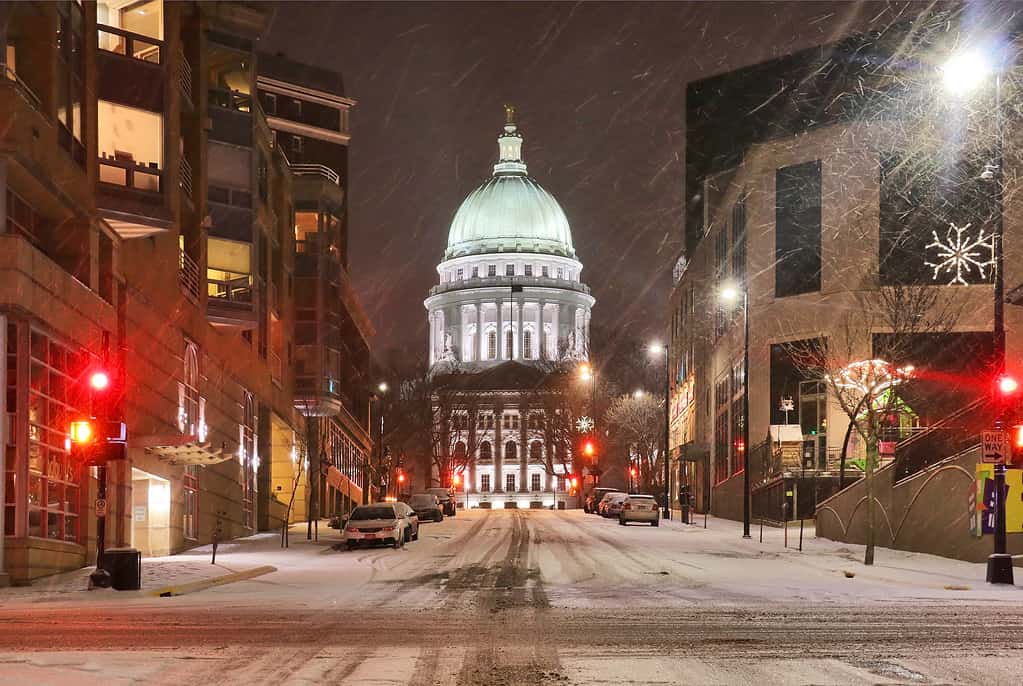 Architettura cittadina americana e background della vita cittadina a Madison, Wisconsin.