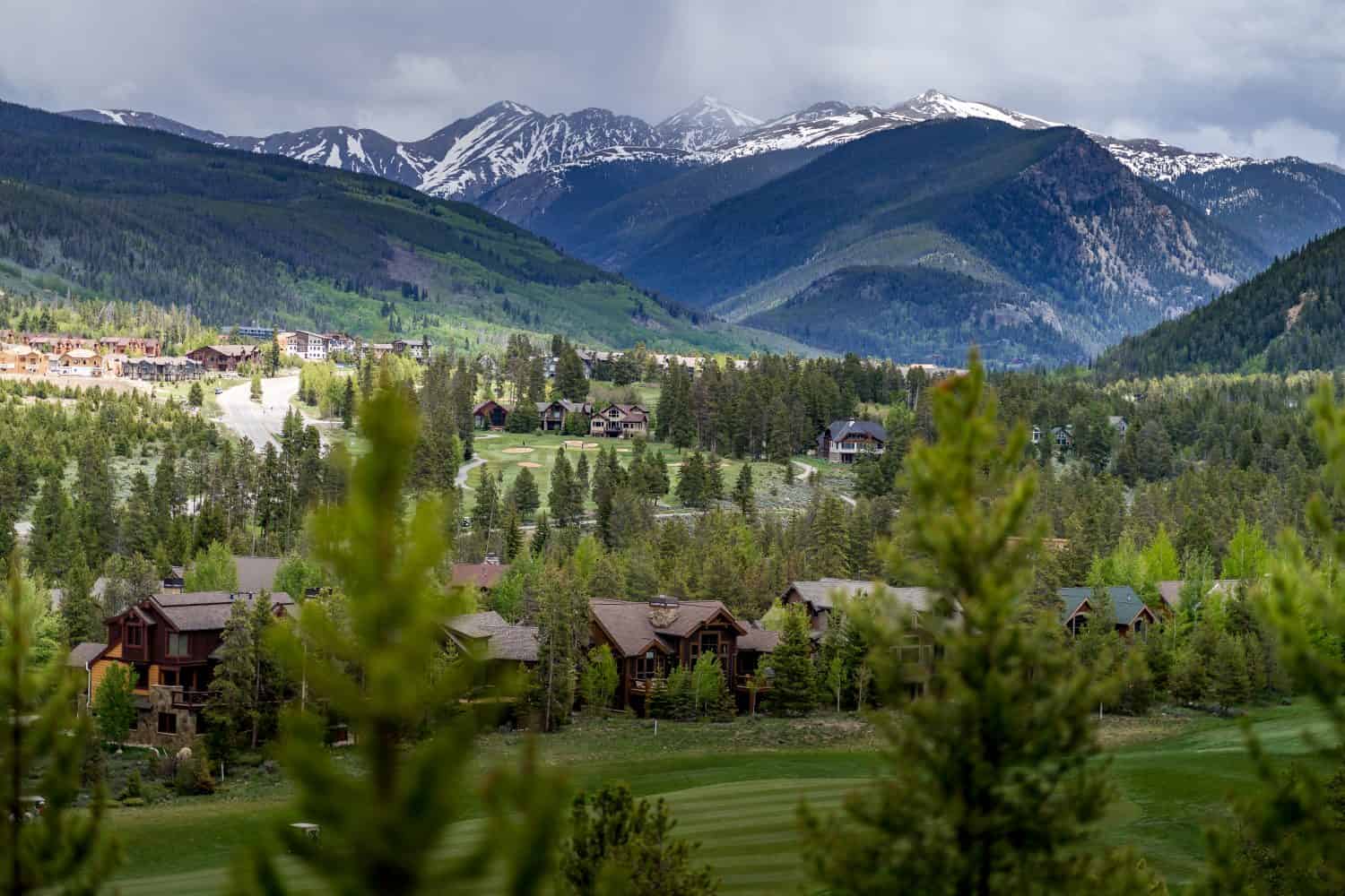 Affacciato sul campo da golf Keystone con vista su Keystone Colorado e sulle montagne a est mentre si va in mountain bike lungo il sentiero del Soda Creek.