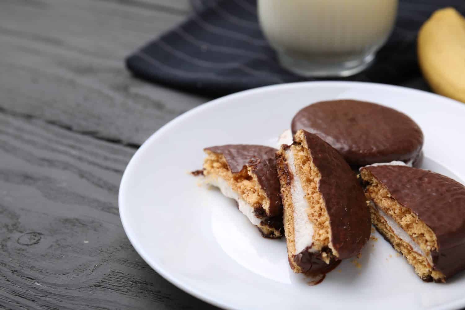 Gustose torte al cioccolato dolci su tavolo di legno grigio, primo piano
