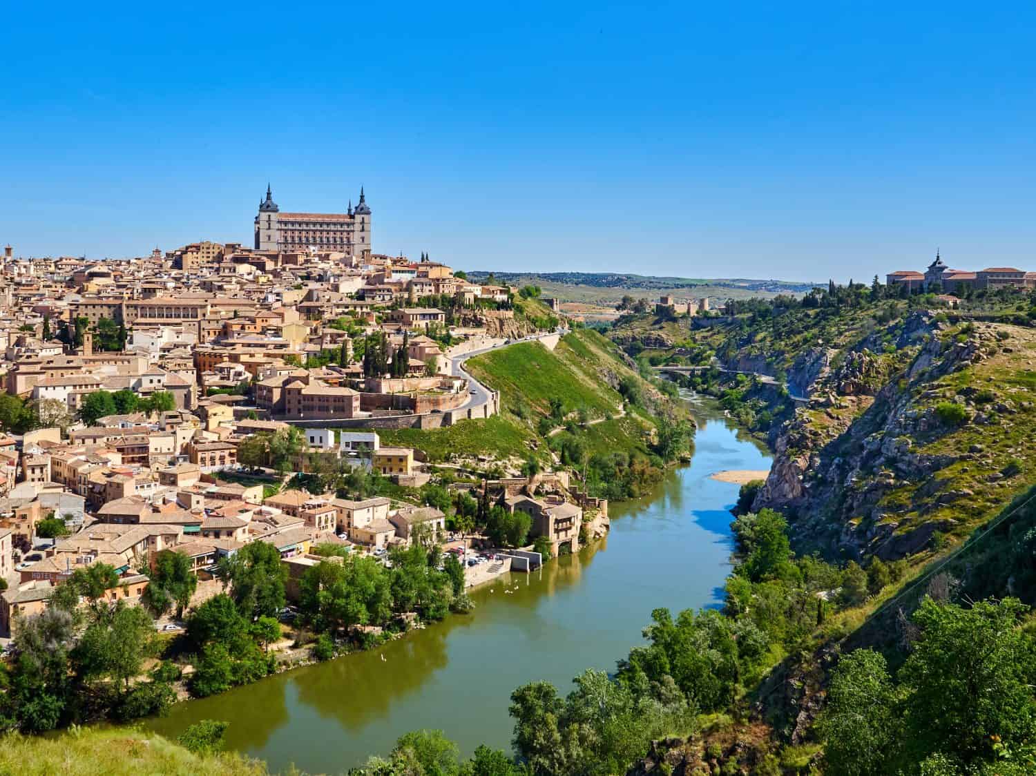 Vista panoramica di Toledo con il fiume Tago e l'Alcazar visti dal punto panoramico Mirador del Valle. Castilla La Mancha, Spagna, Europa