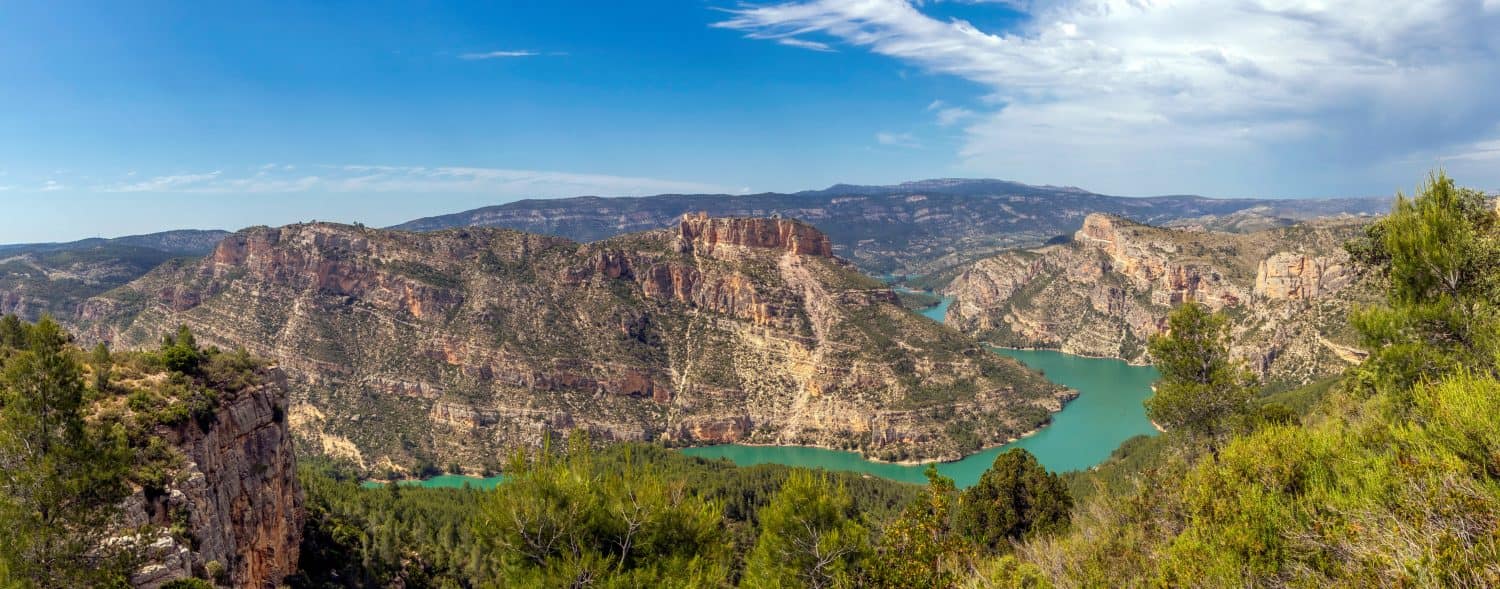 Castello di Chirel e fiume Jucar a Cortes de Pallas. Situato nella valle di Ayora-Cofrentes, Valencia, Spagna