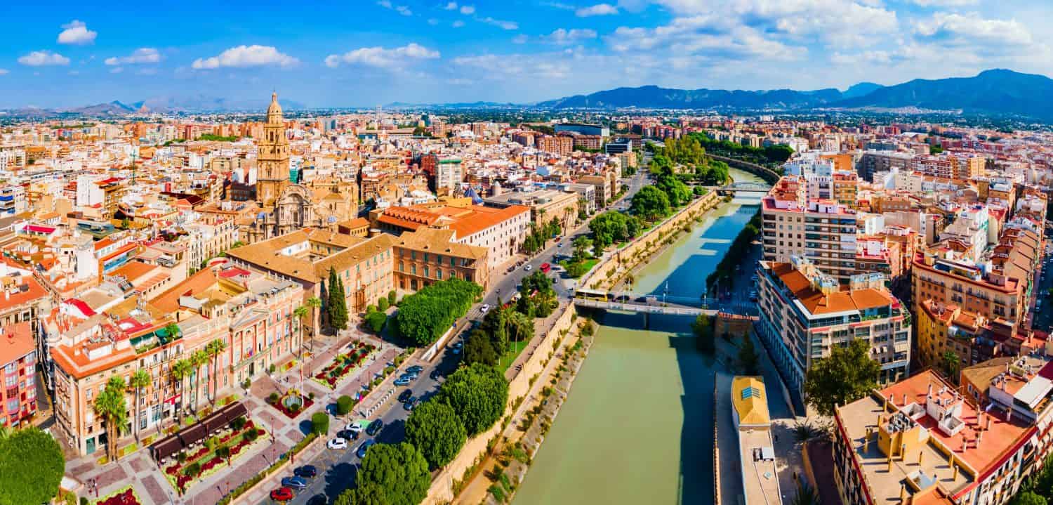 Vista panoramica aerea del centro di Murcia e del fiume Segura. Murcia è una città nel sud-est della Spagna.