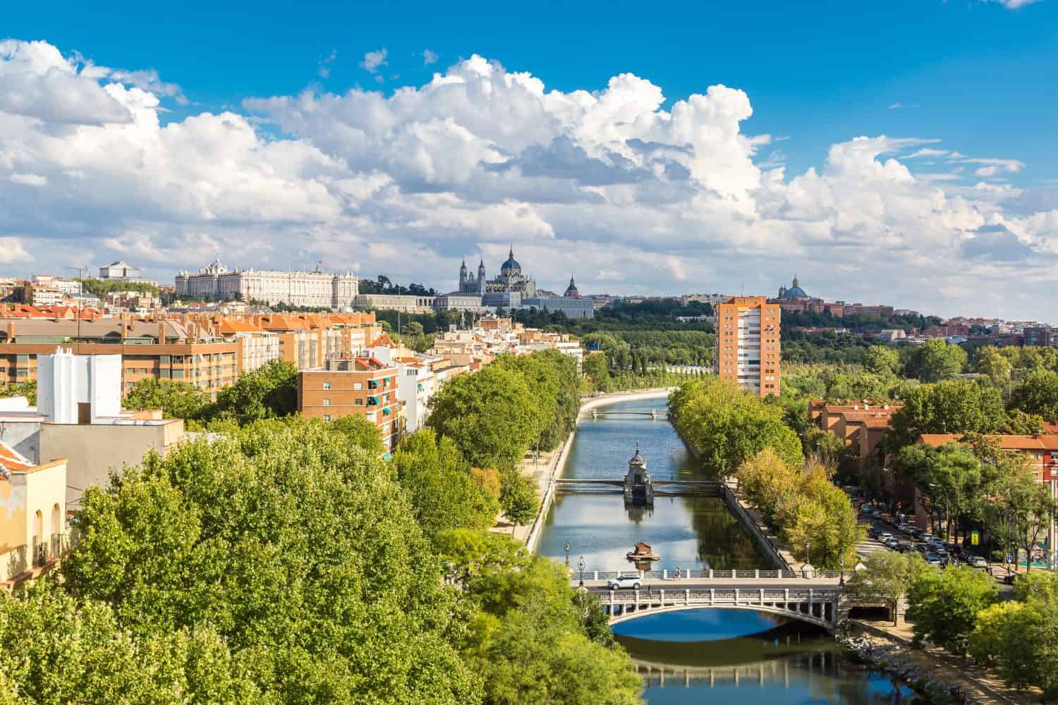 Vista dello skyline della Cattedrale dell'Almudena e del Palazzo Reale di Madrid, Spagna
