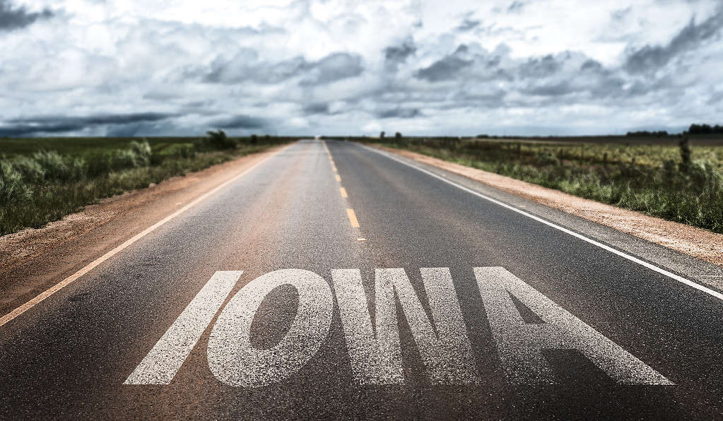 Cartello stradale dell'Iowa: 12 città con la benzina più economica dello stato