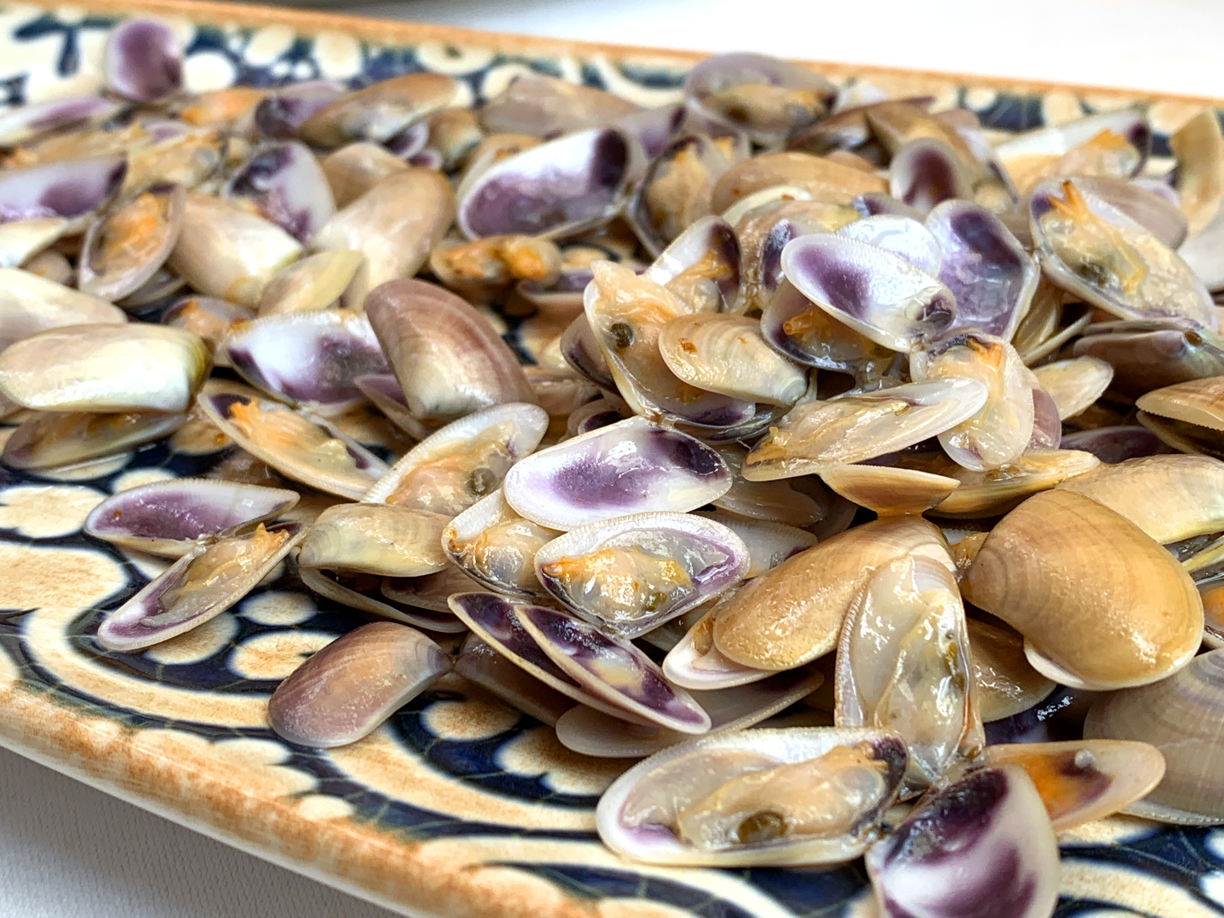 Un piatto di vongole al limone, una tipica tapa spagnola chiamata tellinas o coquinas