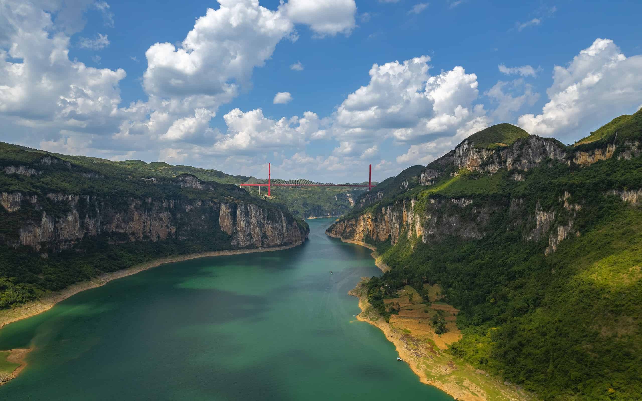 Bellissimo scatto del ponte sul fiume Yachi che attraversa il fiume Yachi