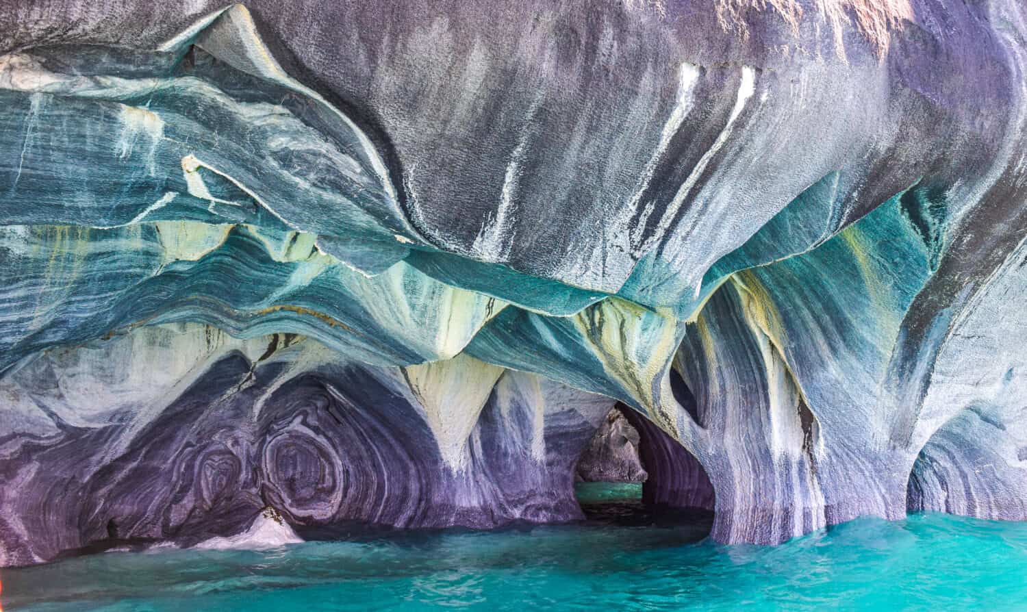 I colori blu delle cave di marmo in patagonia, cile.