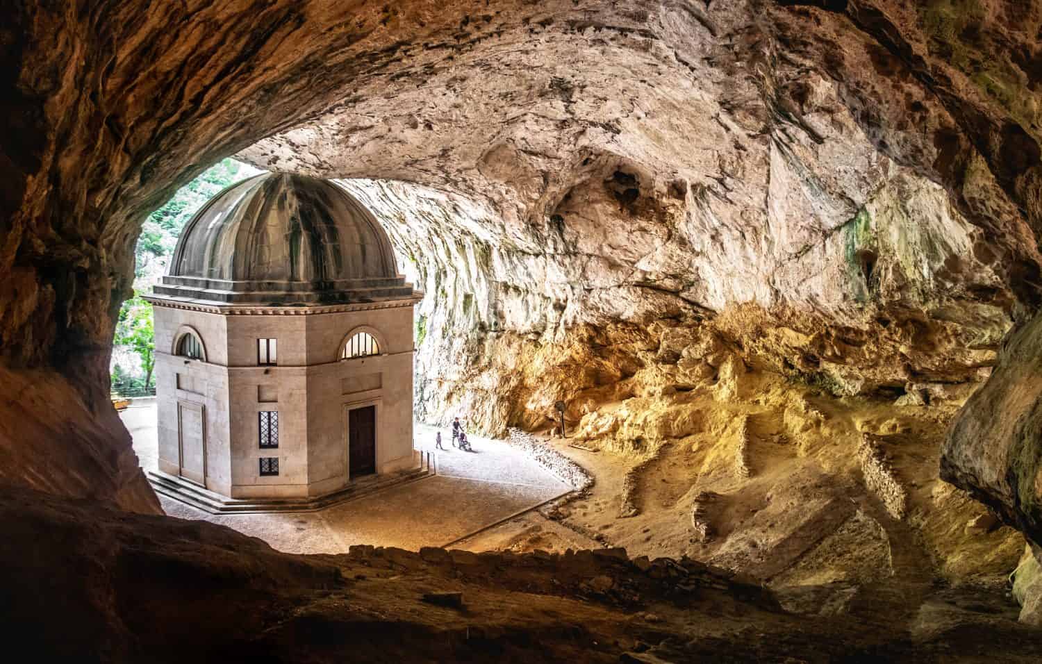 chiesa all'interno della grotta in Italia - Marche - il tempio del Valadier chiesa vicino alle grotte di Frasassi a Genga Ancona.