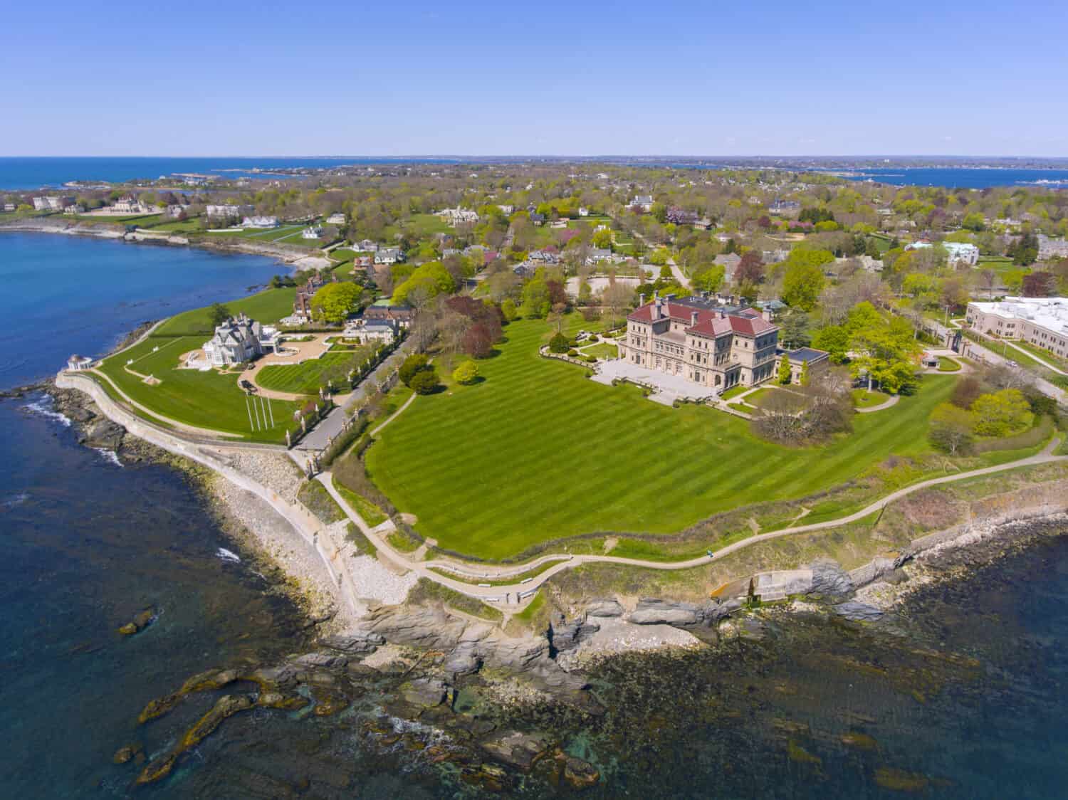 Vista aerea dei Breakers and Cliff Walk a Newport, Rhode Island RI, USA.  The Breakers è una villa Vanderbilt in stile rinascimentale italiano costruita nel 1895 nel quartiere storico di Bellevue Avenue a Newport.