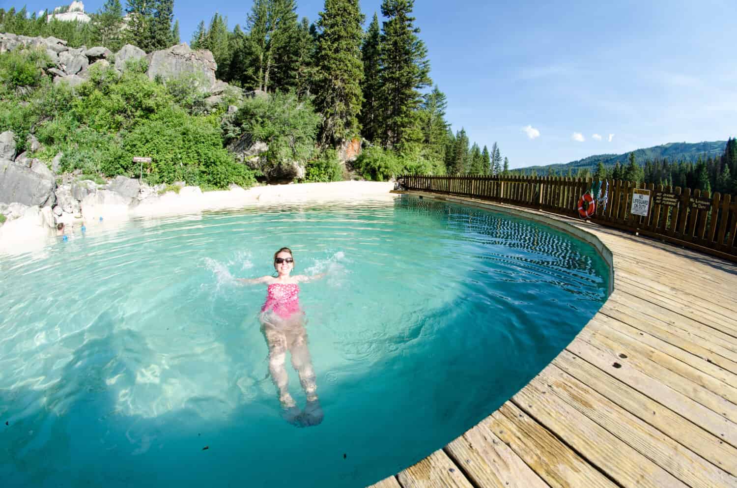 Una femmina adulta va a fare una nuotata a Granite Creek Hot Springs, una sorgente termale naturale a Jackson Hole, nel Wyoming.  Vista fish-eye