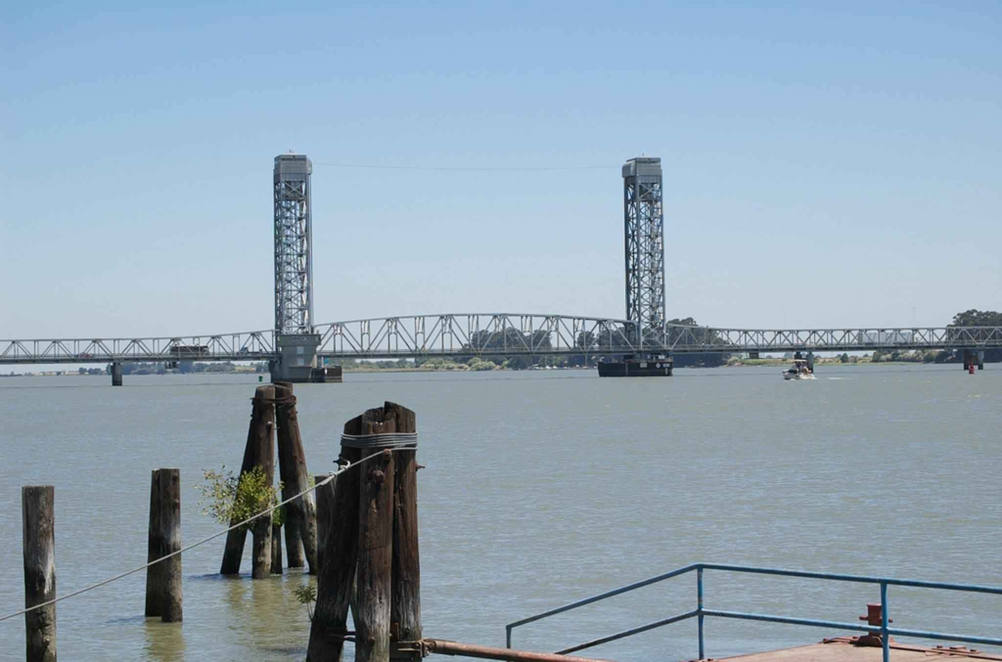 Una vista di un ponte che attraversa il fiume Sacramento a rio vista