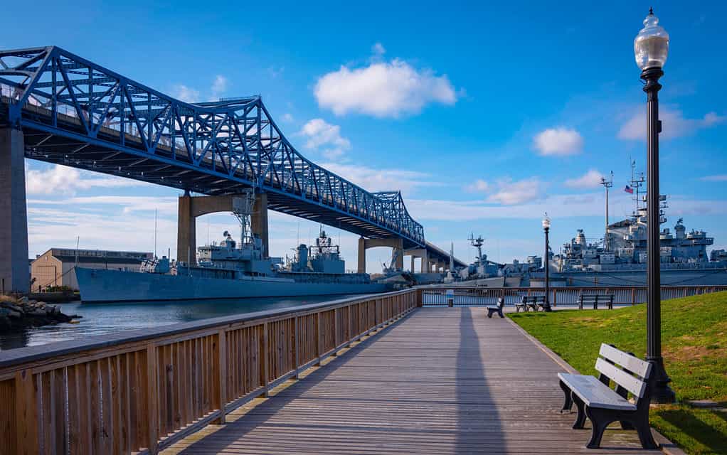 Passerella sul fiume con vista sul ponte di Braga all'Heritage State Park a Fall River, Massachusetts