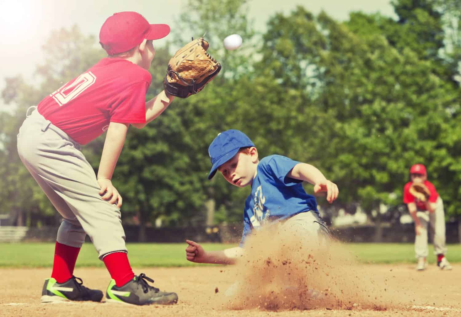 Ragazzo che scivola nella base durante una partita di baseball con il filtro in stile Instagram