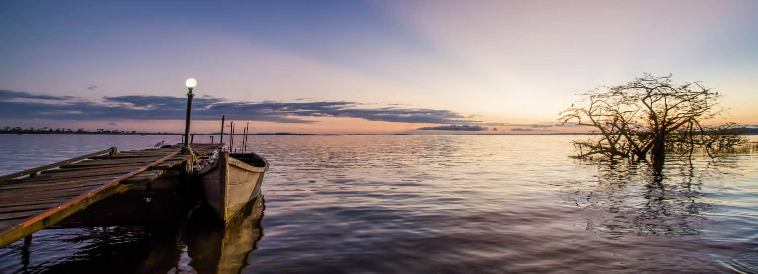 Prende il nome dalla regina Vittoria, il Lago Vittoria è il più grande lago tropicale d'acqua dolce del mondo. Scattata all'alba, questa foto si affaccia sul lago con le isole in lontananza e una barca.