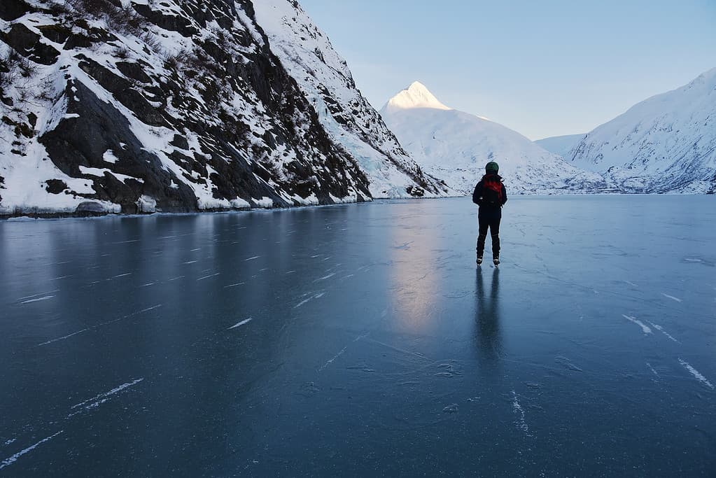 Pattinaggio sul Lago Portage. Foresta nazionale di Chugach, Alaska