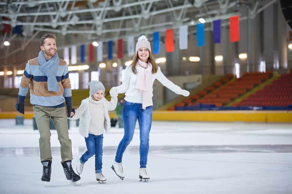 Pattinaggio sul ghiaccio, Famiglia, Pista di pattinaggio, Ambientazione interna, Persone
