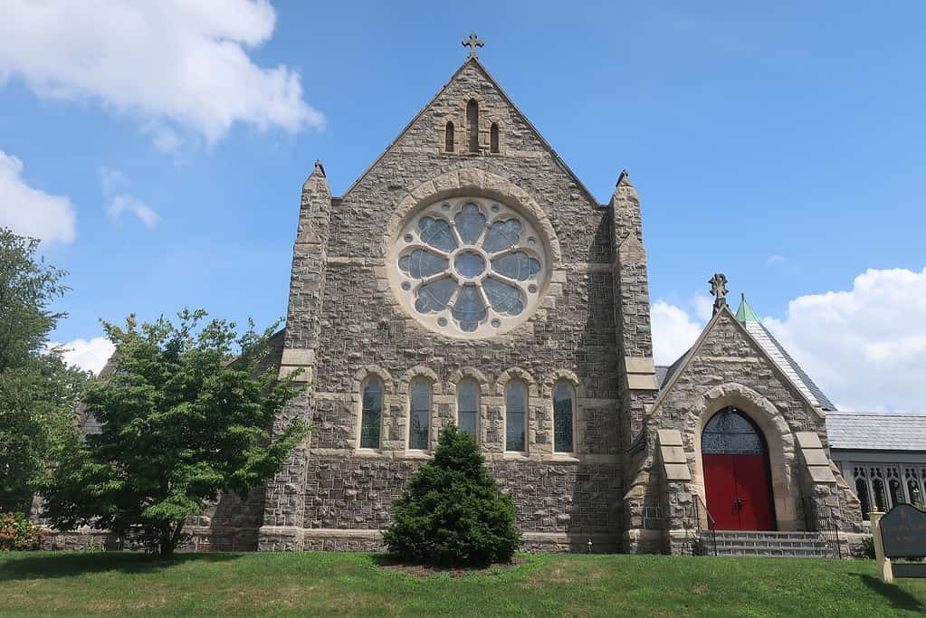 Chiesa episcopale del Calvario a Summit, NJ vista da Woodland Avenue.
