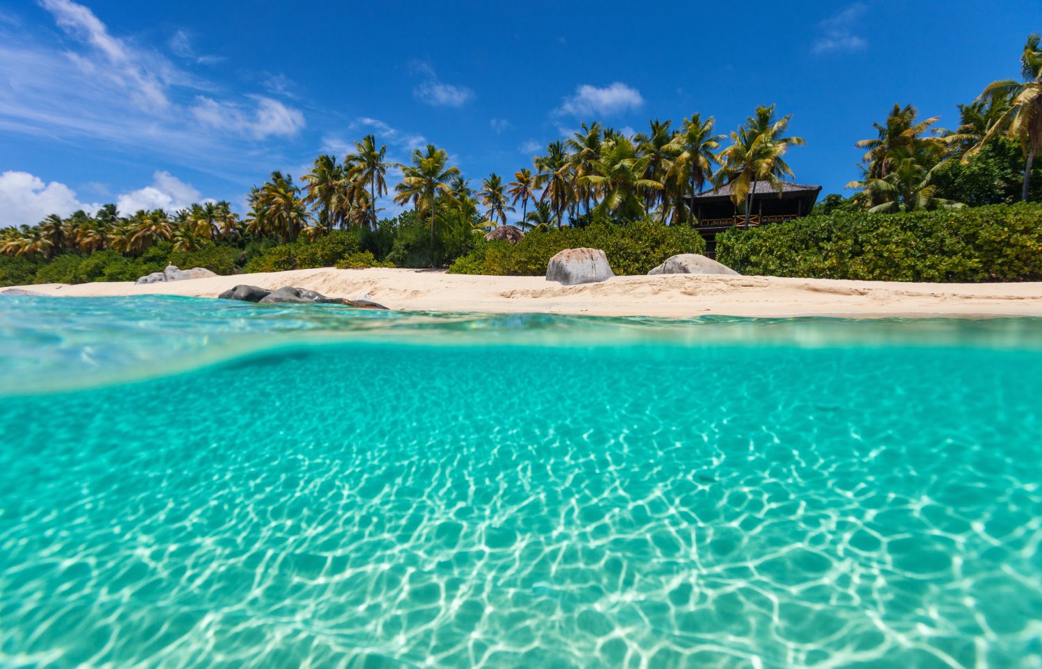 Bellissima spiaggia tropicale con sabbia bianca, acqua turchese dell'oceano e cielo blu a Virgin Gorda, Isole Vergini britanniche nei Caraibi
