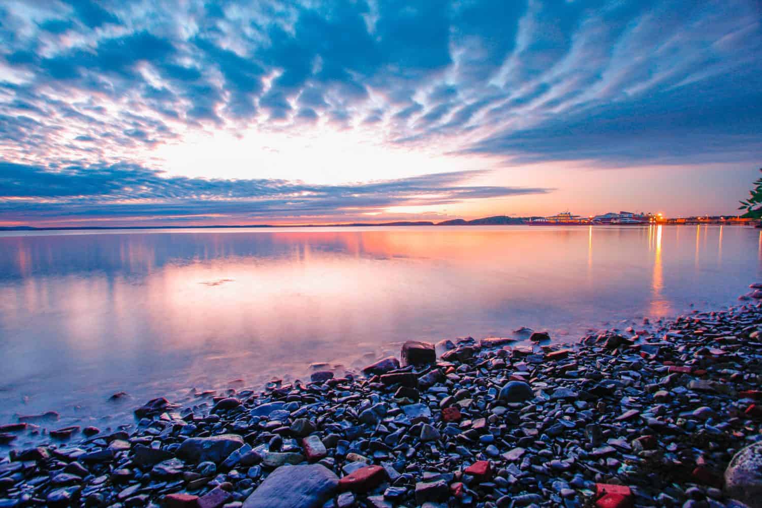 un'alba mattutina sull'Oceano Atlantico nel Parco Nazionale di Acadia, nel Maine. 