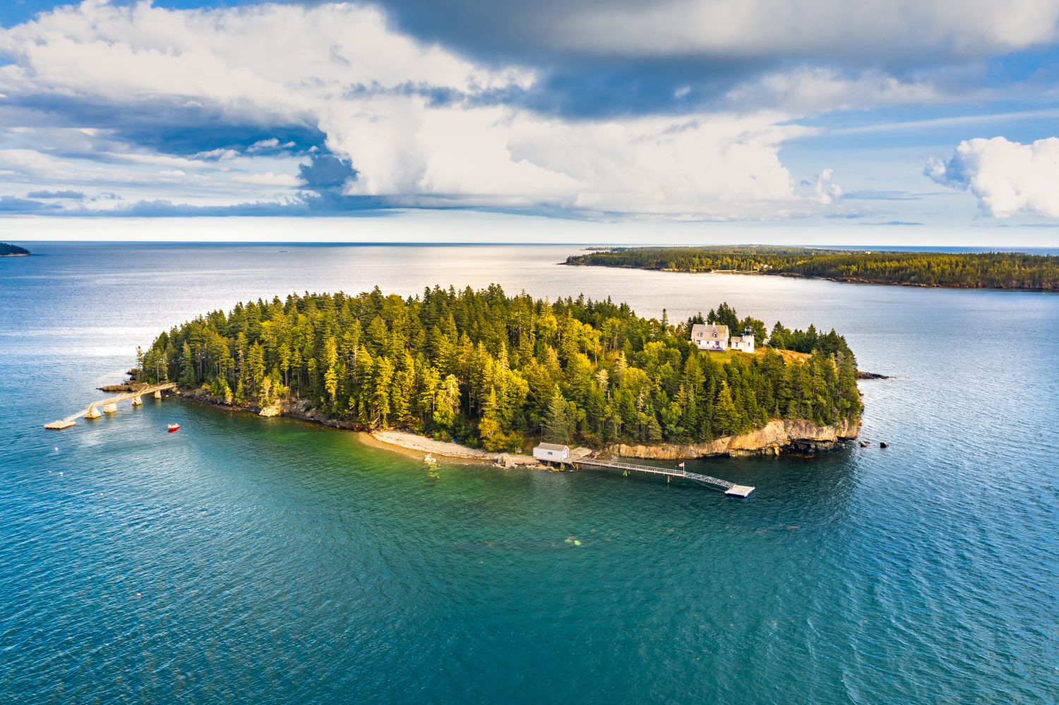 Veduta aerea dell'Isola degli Orsi.  Bear Island e il faro di Bear Island si trovano nella comunità di Cranberry Isles, nel Parco nazionale di Acadia, nel Maine.