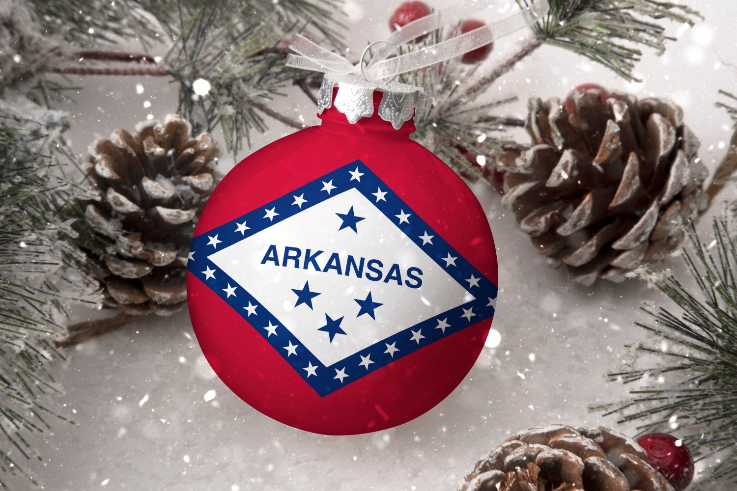 Palla di Natale con la bandiera dell'Arkansas, decora l'albero di neve con nevicate. Il concetto delle vacanze di Natale e Capodanno