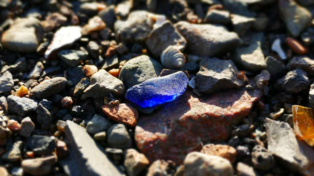vetro blu del mare su una spiaggia rocciosa
